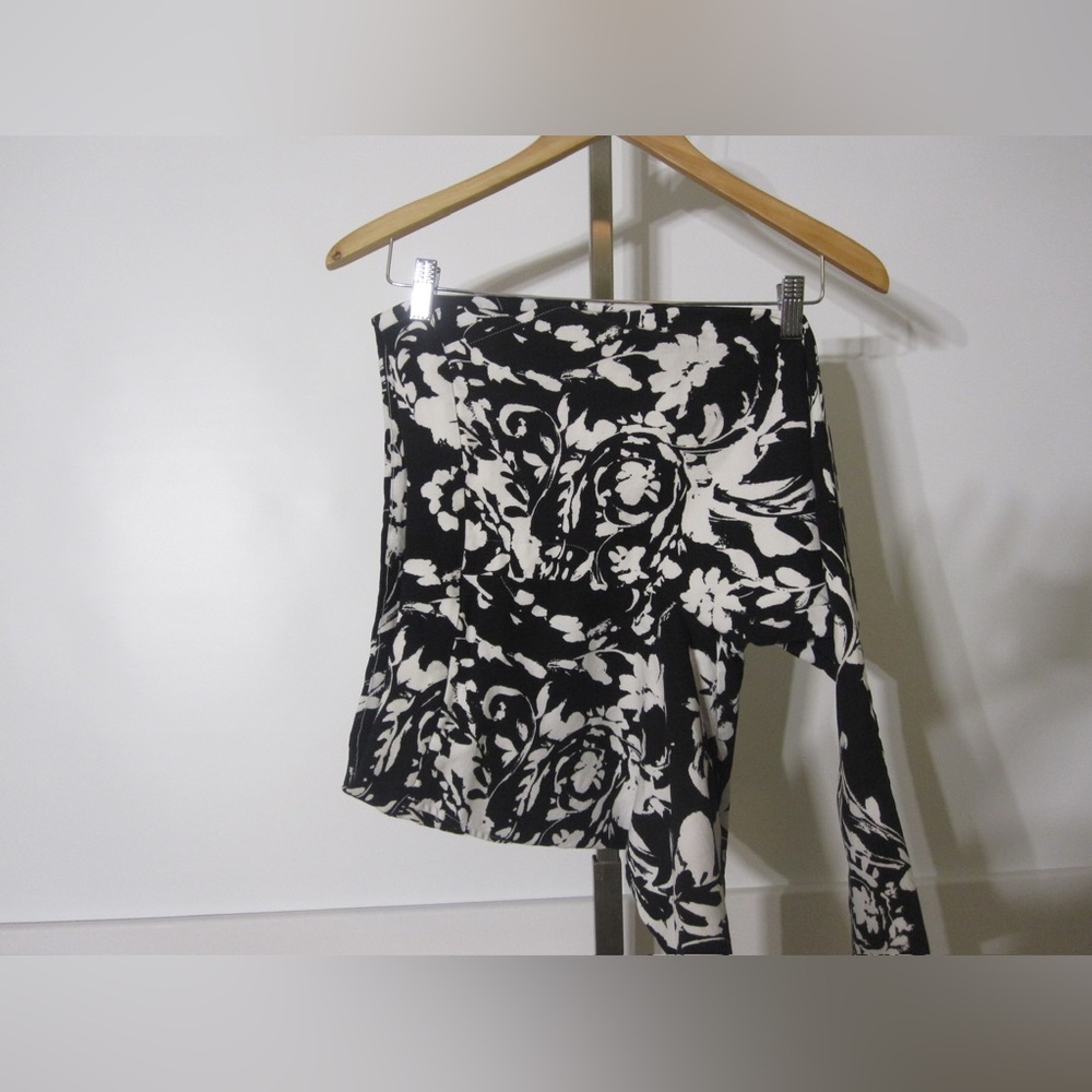 Marla Wynne Preloved  flatter fit pant with bold black and white print. 12P